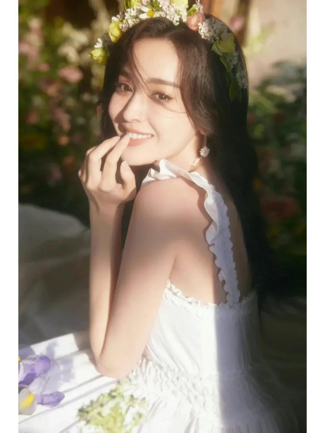 古力娜扎穿初恋白吊带裙，让人无法拒绝的纯美，汇聚仙气与活力