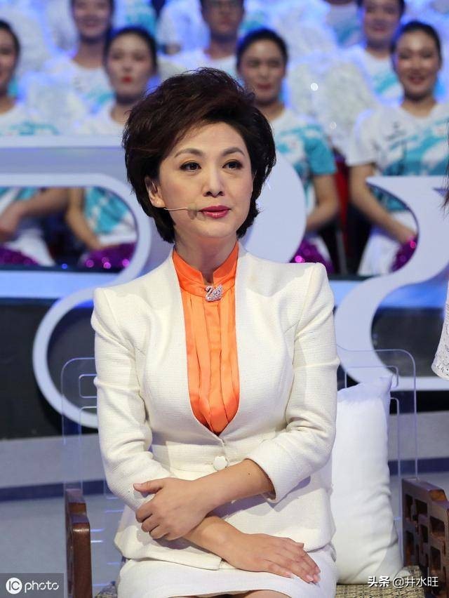 一身白衣的央视女主持，优雅显气质，别具高级感