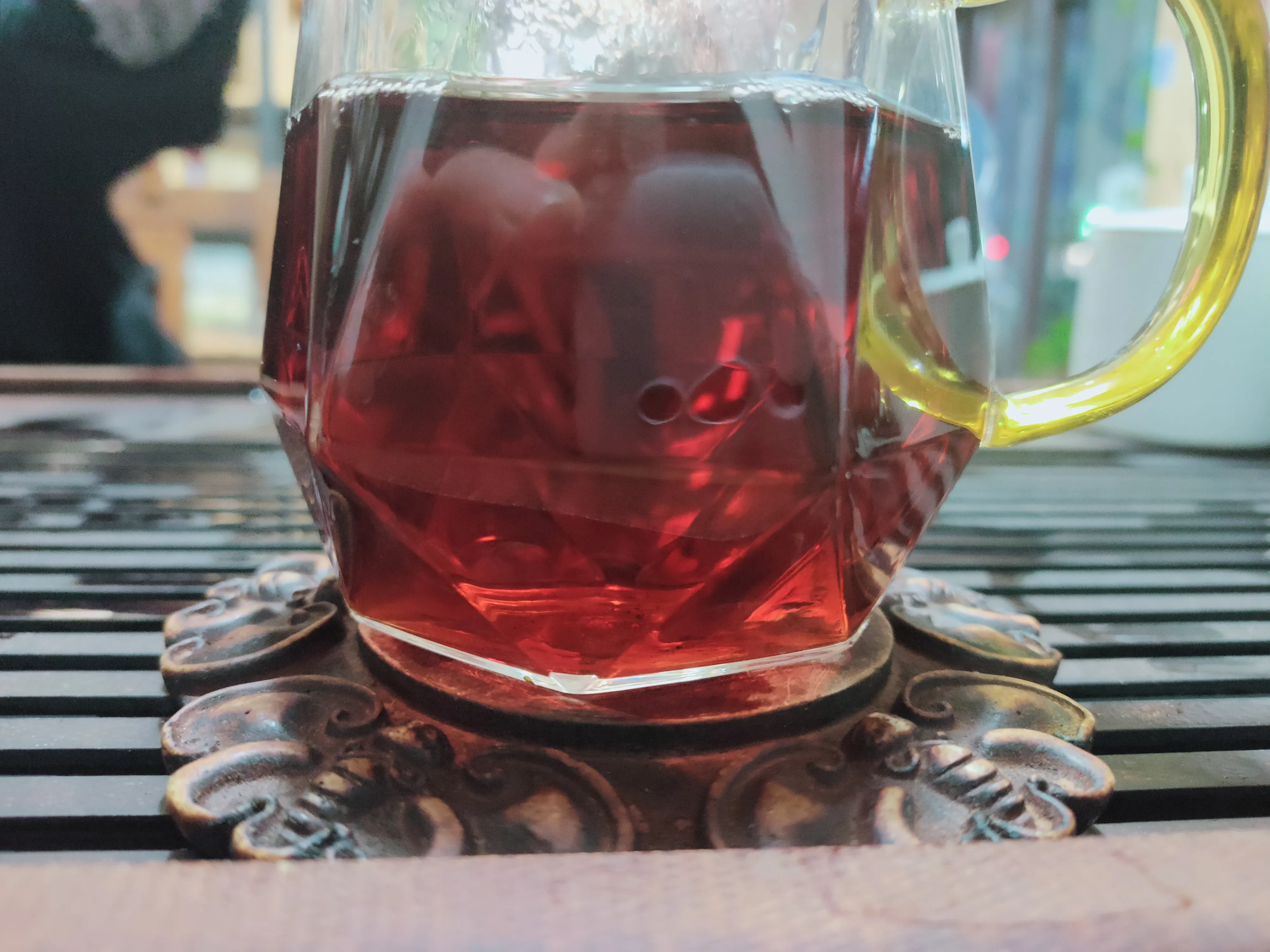 卖一瓶普洱茶(有一顾客问:你这有普洱茶吗？)
