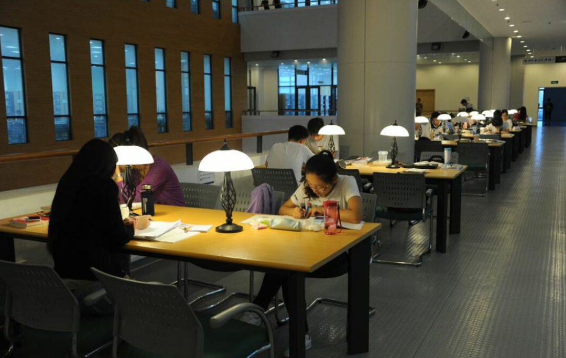 大学生每月生活费给多少？1500够不够？听听辅导员怎么说