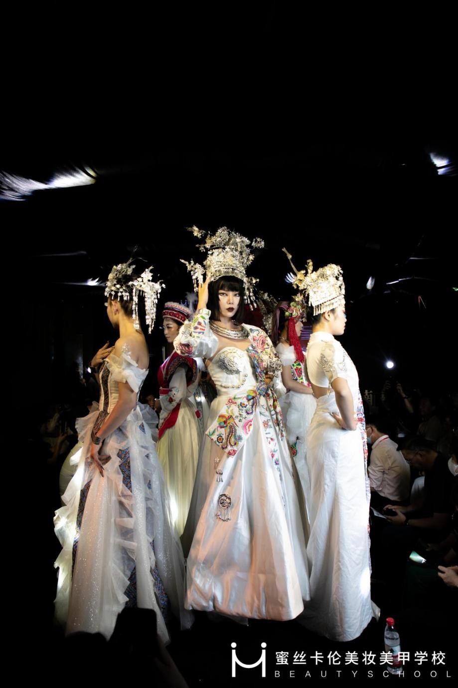 蜜丝卡伦美妆美甲学校启幕大秀，致敬色彩，戏出云南