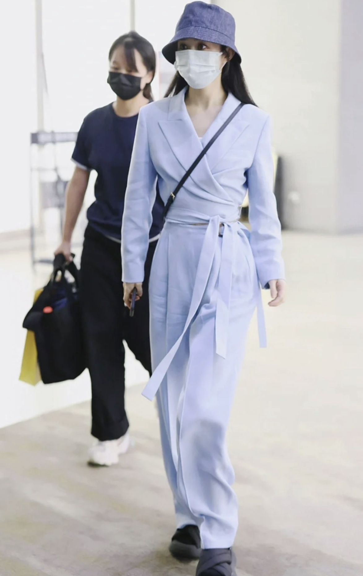 赵丽颖成河北影视协会副主席！穿千元衣气质佳，与央视名嘴似姐妹