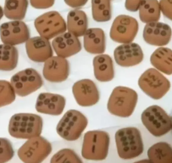 西安某高校封校后，女大学生在宿舍自制麻将玩，网友：幺鸡在C位