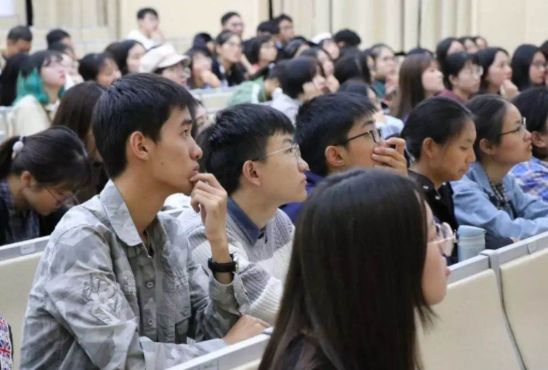 毕业10年发现，选择律师事务所和公务员的法学生，差距不是一点点