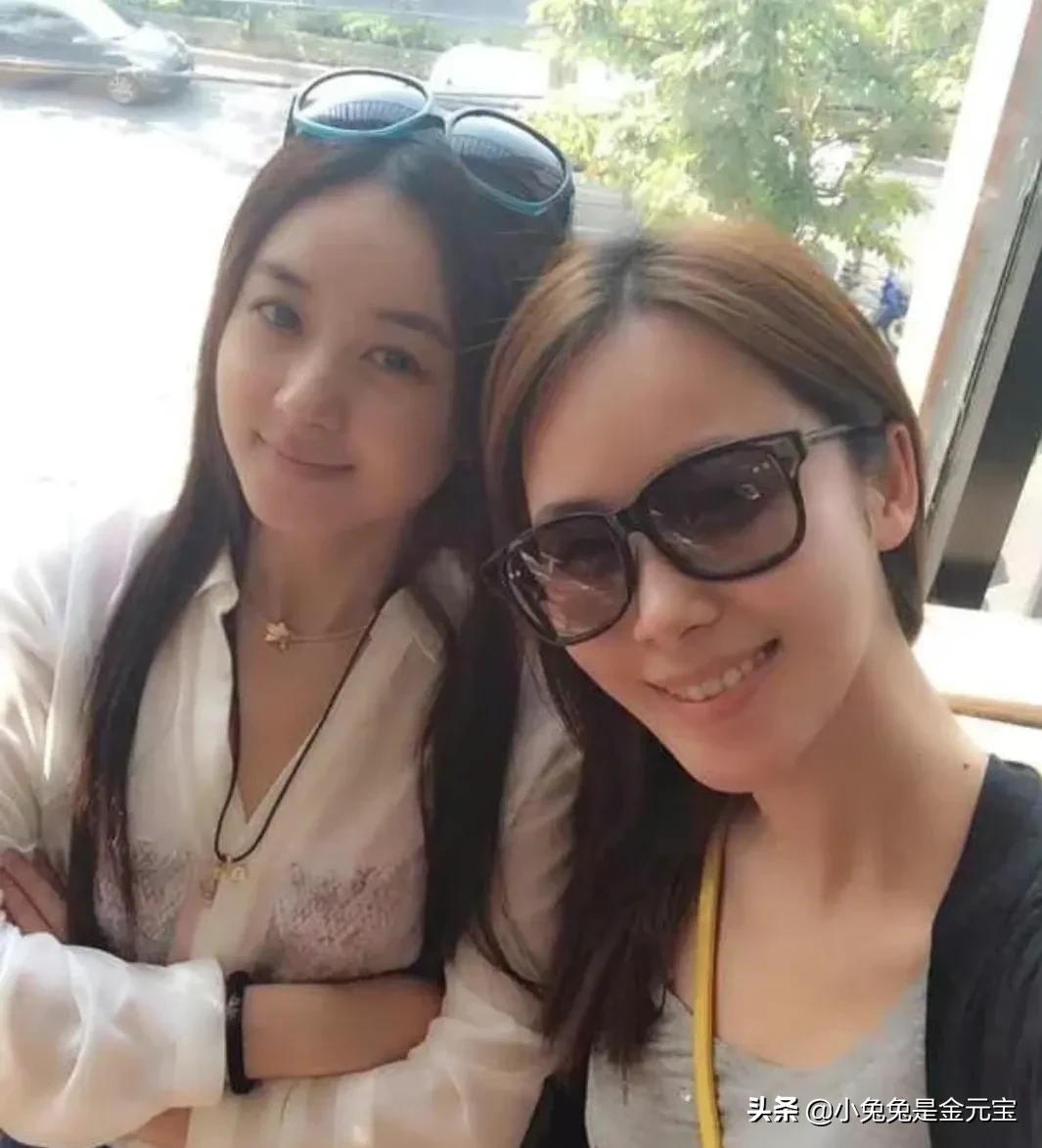 赵丽颖真正的素颜呀，猜猜她旁边这位是谁？