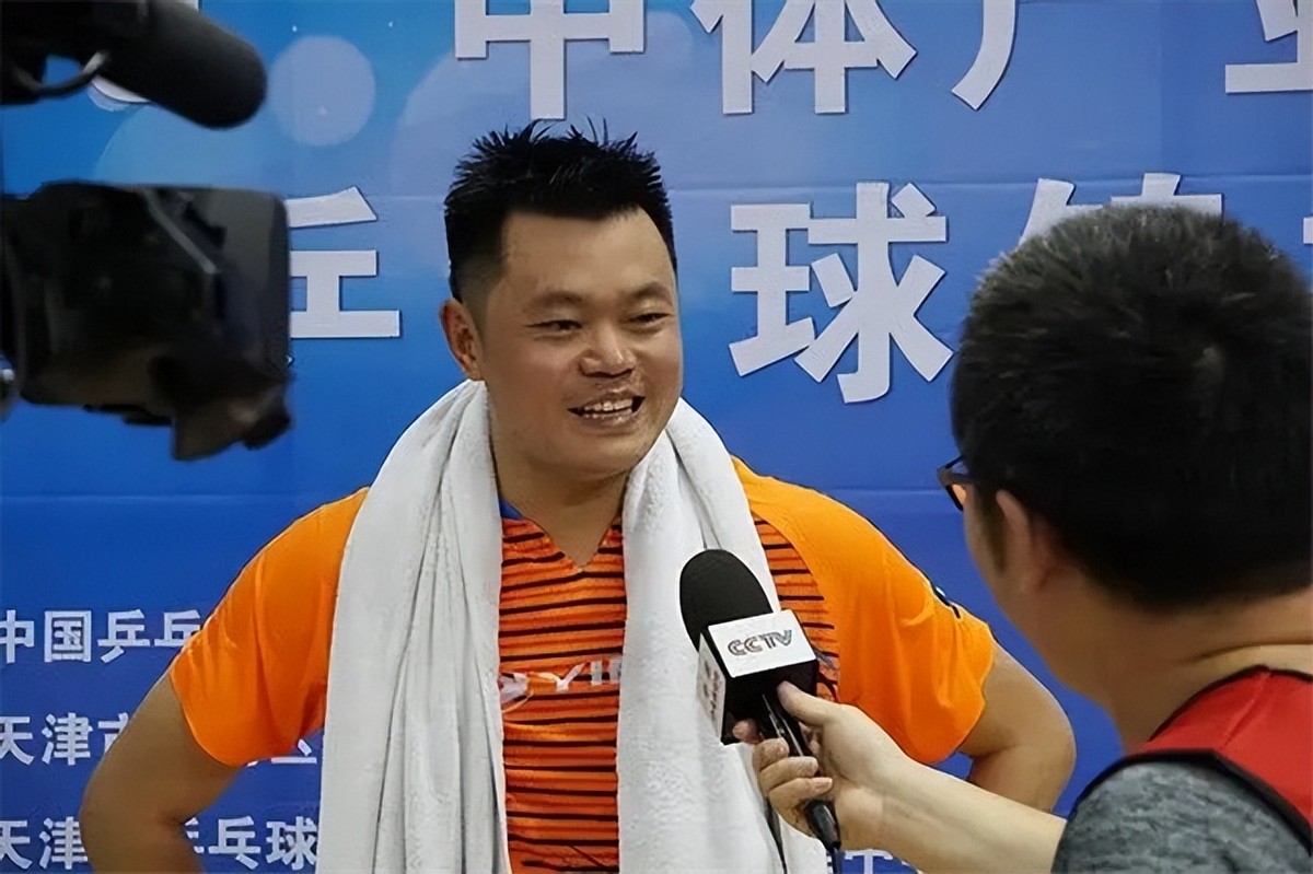 "为严肃纪律,运动员白杨,侯英超,李楠和范瑛因为谈恋爱影响到训练,队