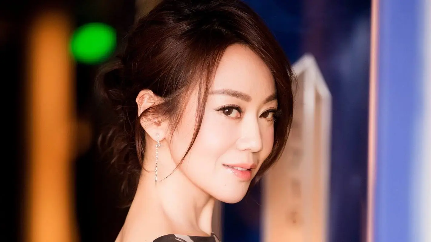 风情女神闫妮：颜值达巅峰，糊涂并快乐着的女人