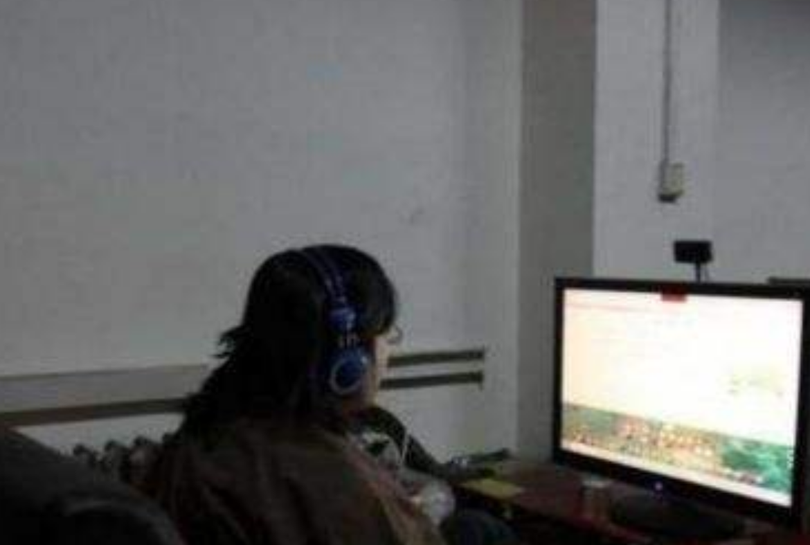 高考647分的高材生，蜗居网吧4年不回家，不洗澡不换衣服