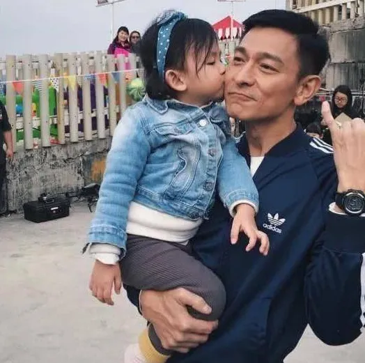 在一次采访中，天王刘德华坦言，年轻时对一个女人做过疯狂的事情，绝食7天