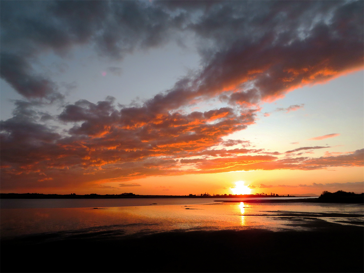 海边的夕阳，一片橙红橙红的