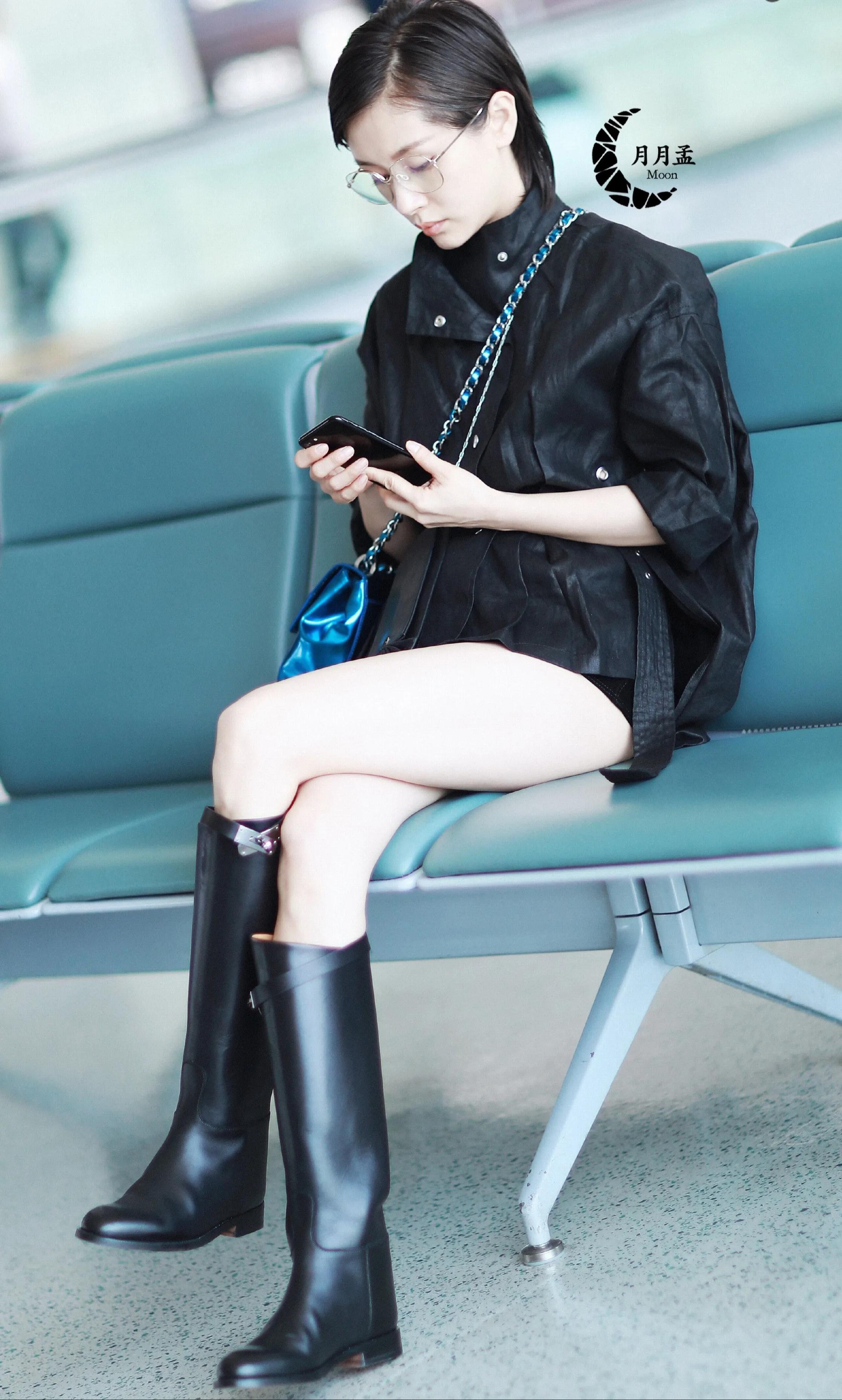 王子文机场大片,黑色外套和黑色短裤诠释经典,红唇妩媚动人