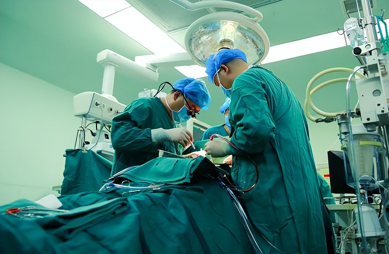 7年前43岁母亲不顾众人反对，强行将子宫移植给女儿，后来怎样了