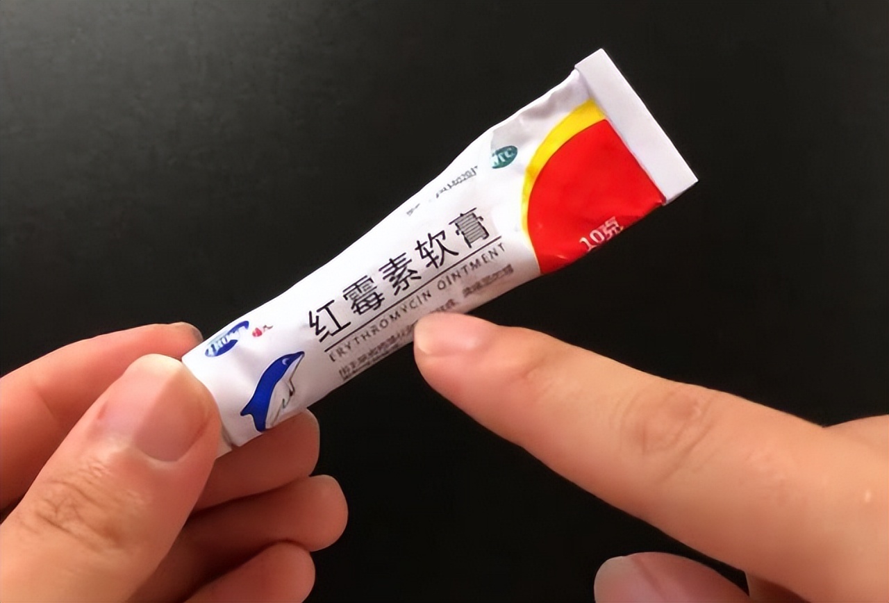 红霉素软膏，在眼部涂两下，会出现什么变化？建议了解一下