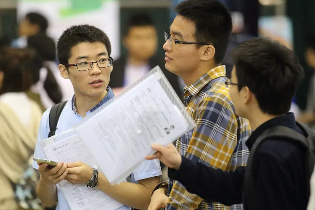 大学里的新型攀比火了，看到男生寝室现状，女生表示不可思议