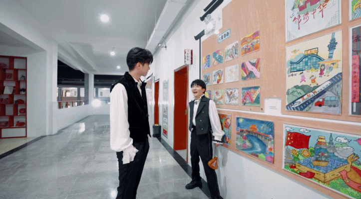 综艺《奔跑吧》最新一期来啦！有精彩的撕名牌大战哦