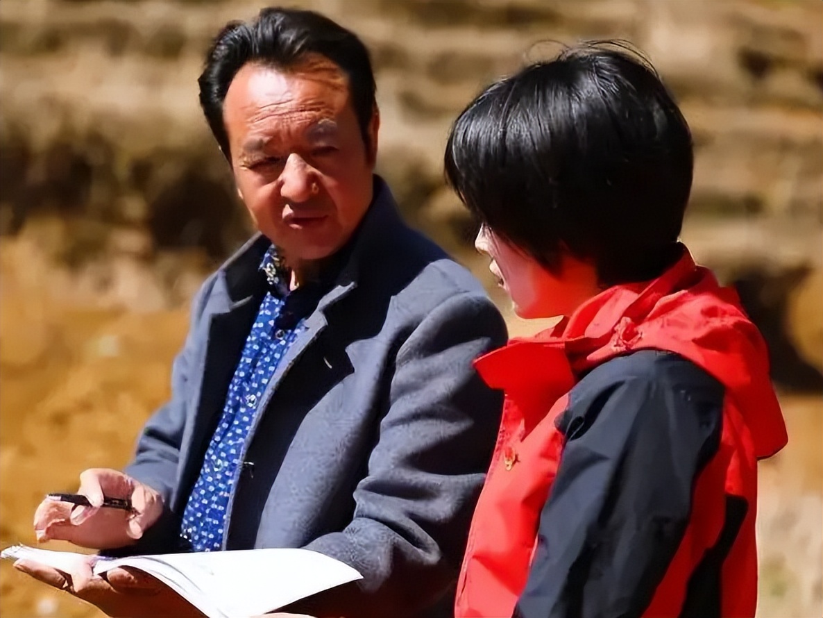 大学生到山村支教，却被认为是“折腾学生”？村支书的话引人深思