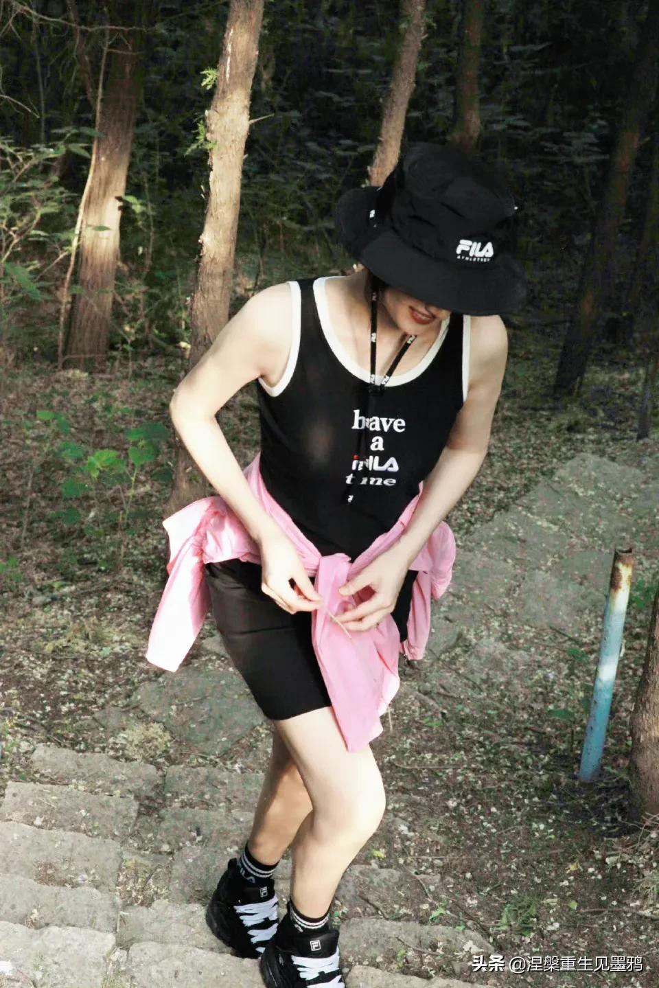 高圆圆爬山随拍照，女神姐姐穿着运动装，面色红润，状态不错