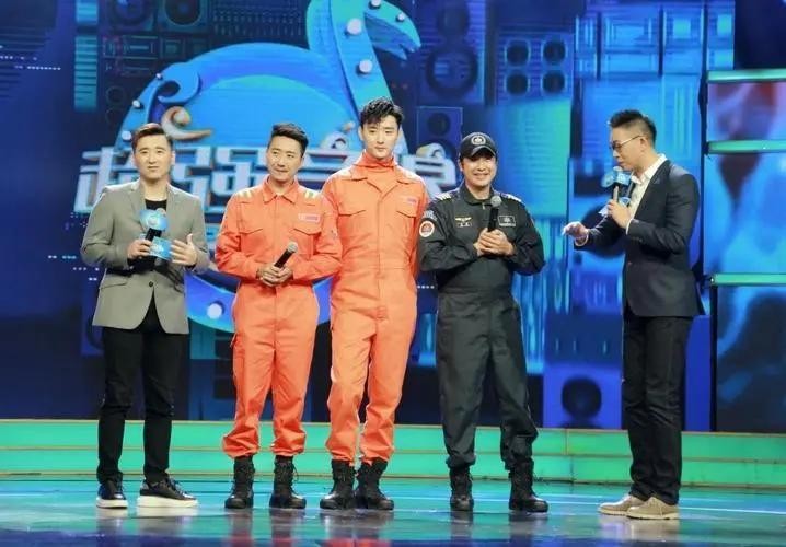 身高超过185的12位男星，个个“鹤立鸡群”，不用偷偷塞内增高