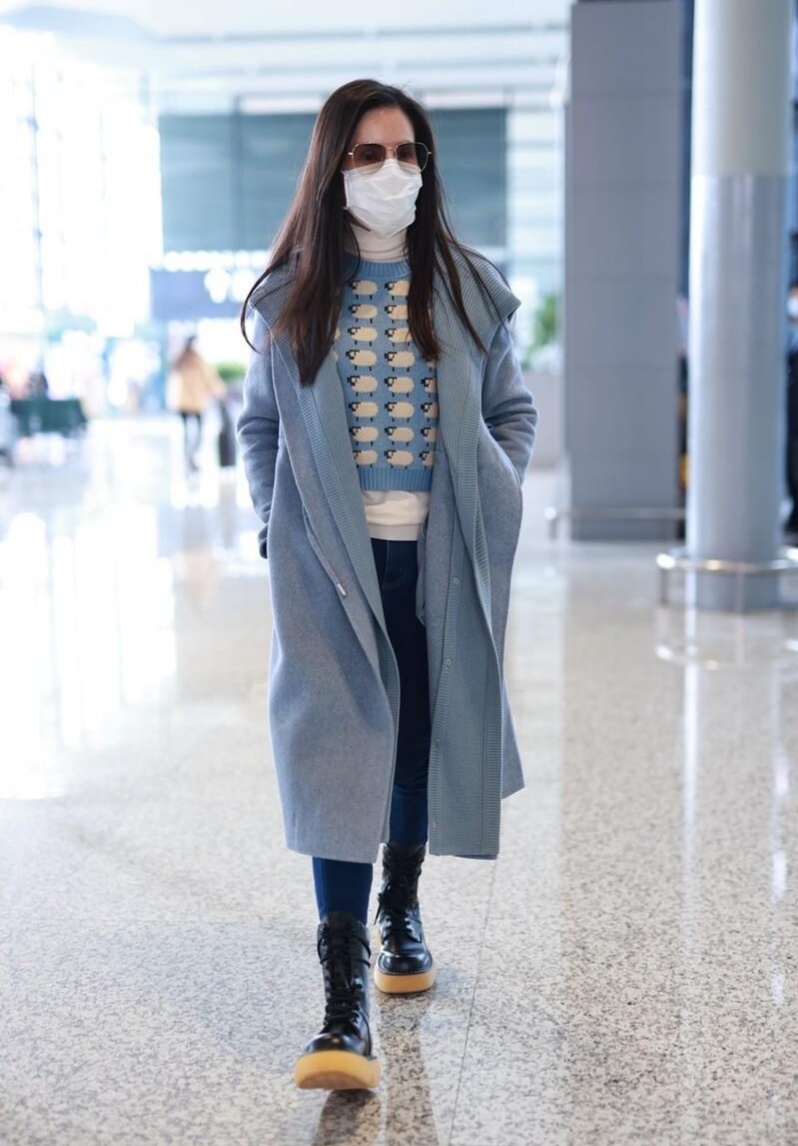 55岁的李若彤真会穿，雾霾蓝大衣叠穿卡通毛衣，时尚保暖又高级