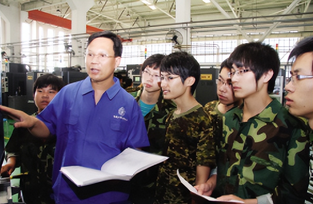 大学生到工厂面试，看到笔试题蒙了，与公务员考试相比如云泥之别