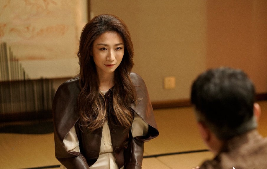 51岁孙红雷带娃外出！怀抱4岁半女儿好宠溺，孩子继承母亲高颜值