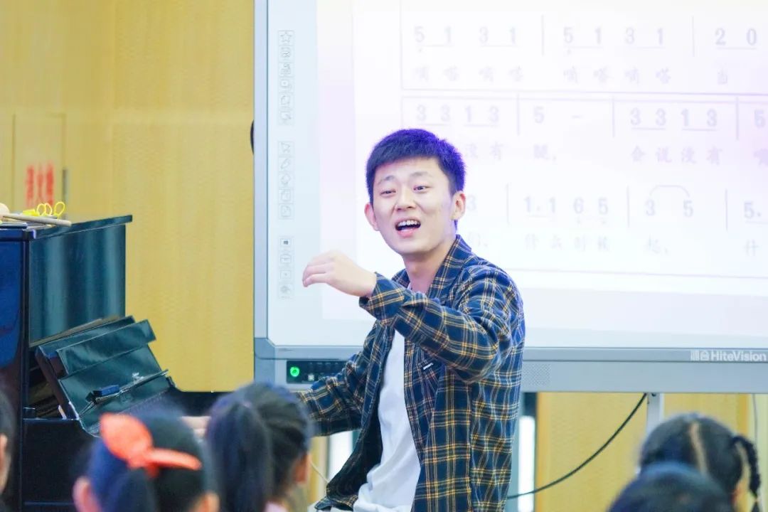 陈锋校长及音乐教研组教师参与区名师夏加强工作室课例研讨活动
