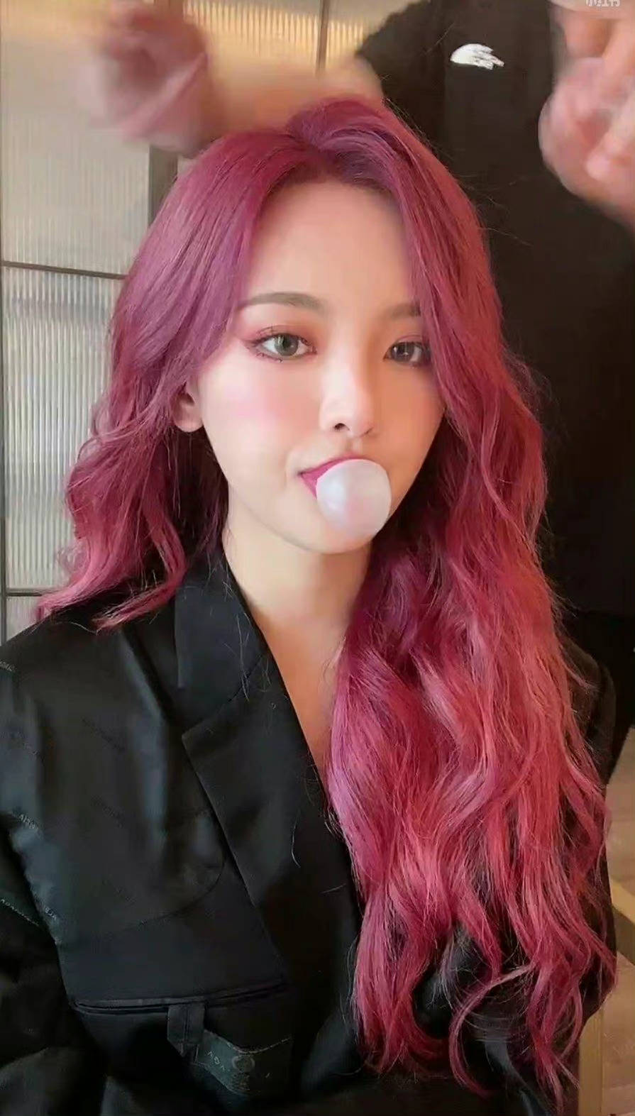 杨超越晒自拍 波浪红发十分抢眼