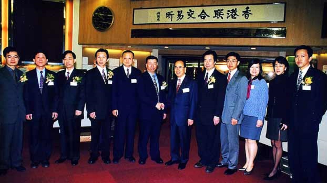 从白手起家到“福建首富”，被人尊称为“商业教父”，齐名曹德旺