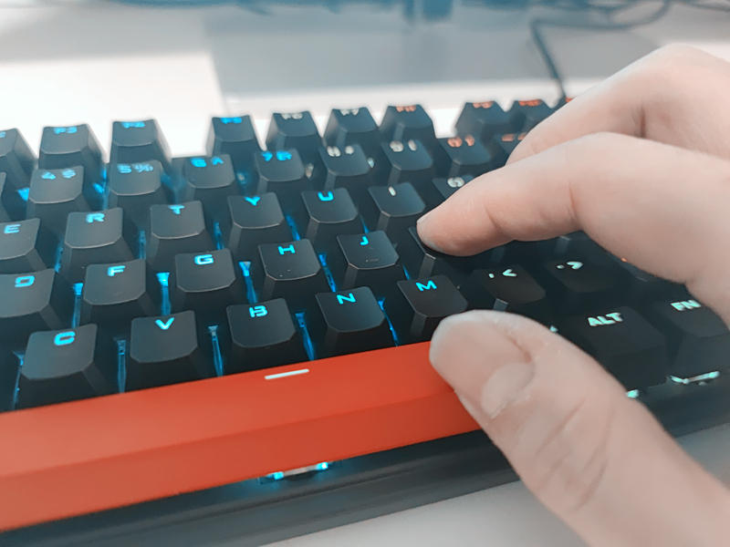 虹彩背光定制轴体，游戏玩家不二选择，血手幽灵S510N机械键盘