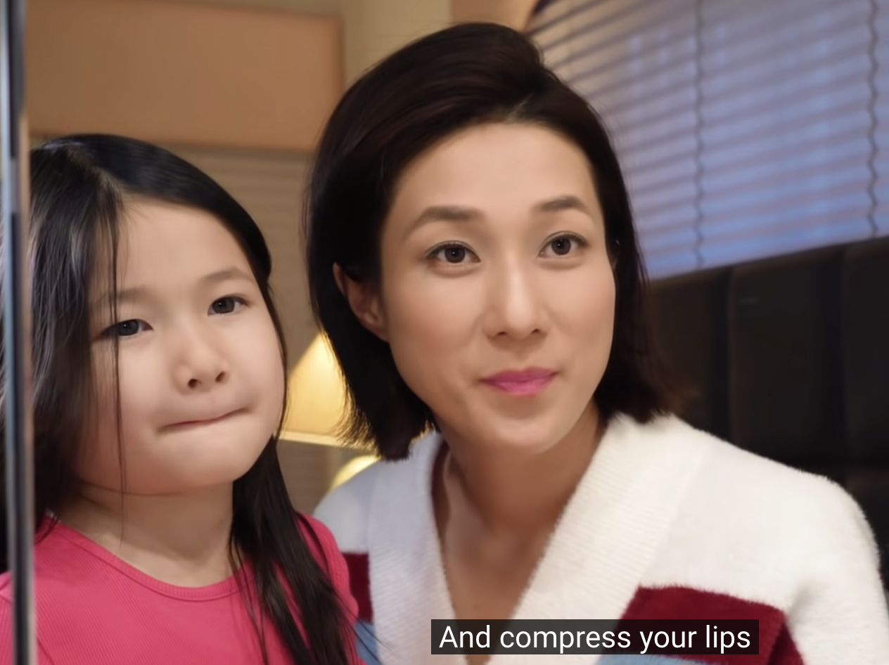 钟嘉欣和女儿为彼此化妆，英文粤语切换自如，Kelly表情古灵精怪