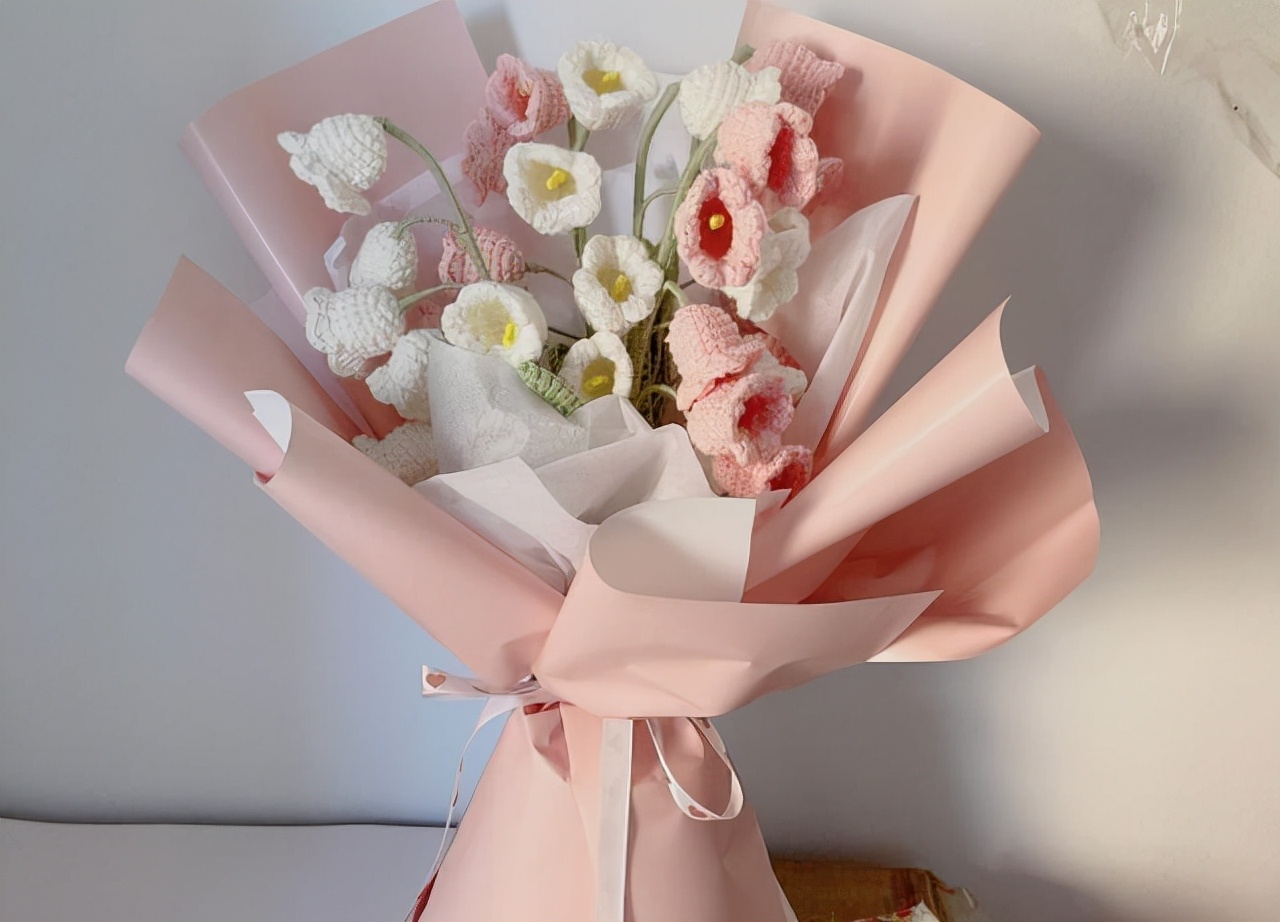 大学生在宿舍做手工铃兰花送女友，精致美观，网友：别人家的男友