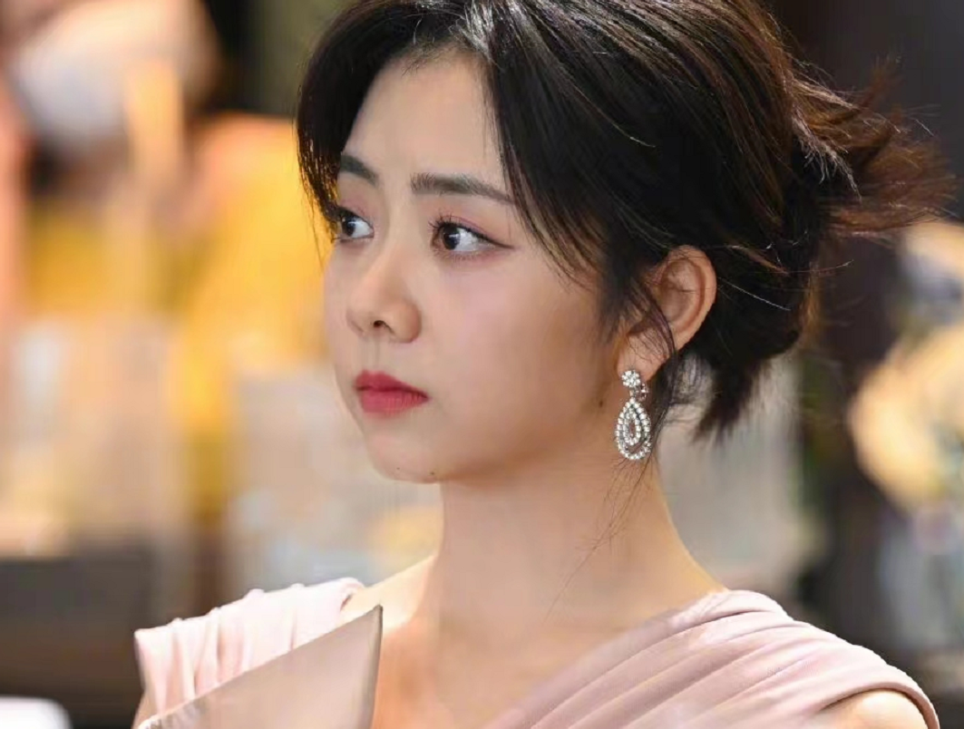 又一组热巴未修图曝光!方形脸痘痘肌,内娱颜值天花板滤镜粉碎