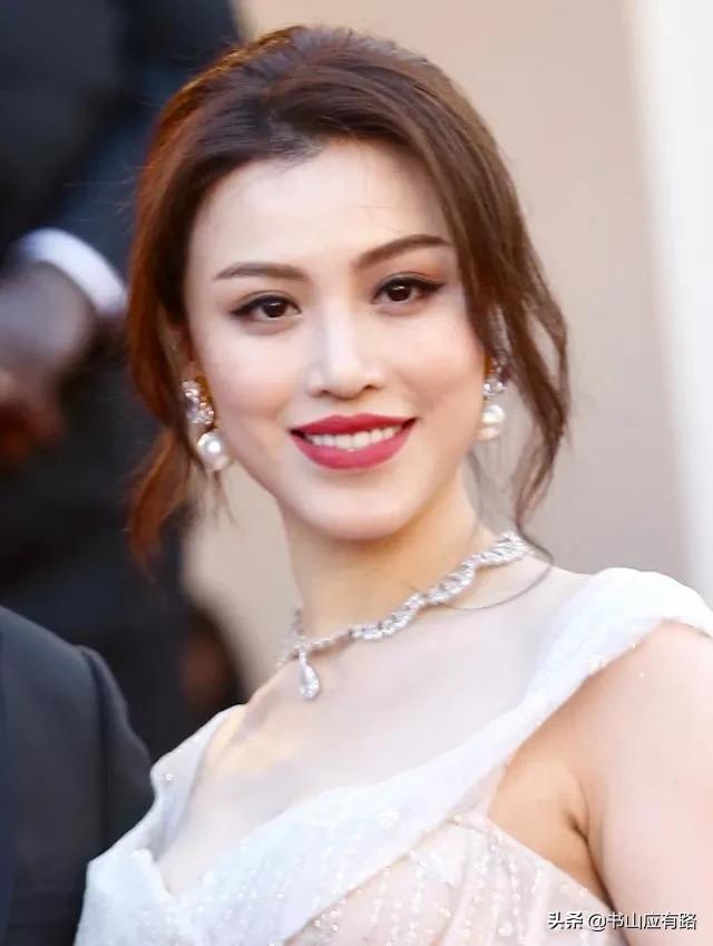 葛天：美得别有韵味，离婚后活成少女