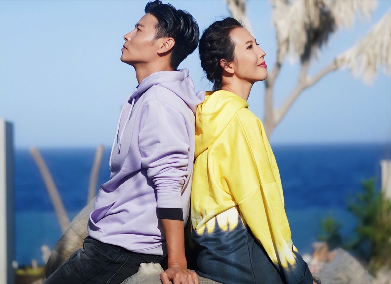 蔡少芬父亲节晒老公儿女合照，大赞张晋是有承担有爱的好父亲