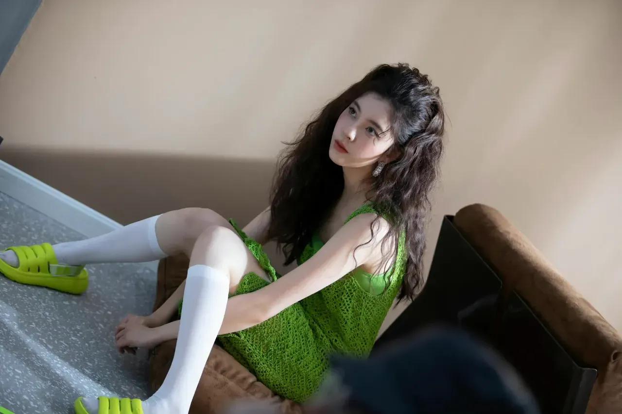 金晨、白鹿淡妆浓抹总相宜，自拍库存平易近人，领家妹妹即视感