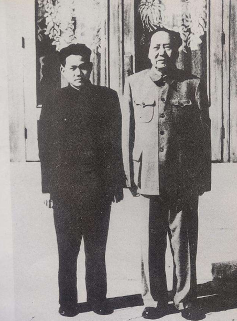 76年毛主席临终前要来纸笔，给华国锋留下一句话：你办事，我放心