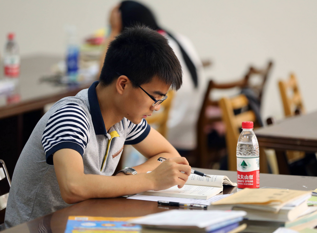 多地高校发布通知，考研党迎来新挑战，“学费”成压在心头的大石