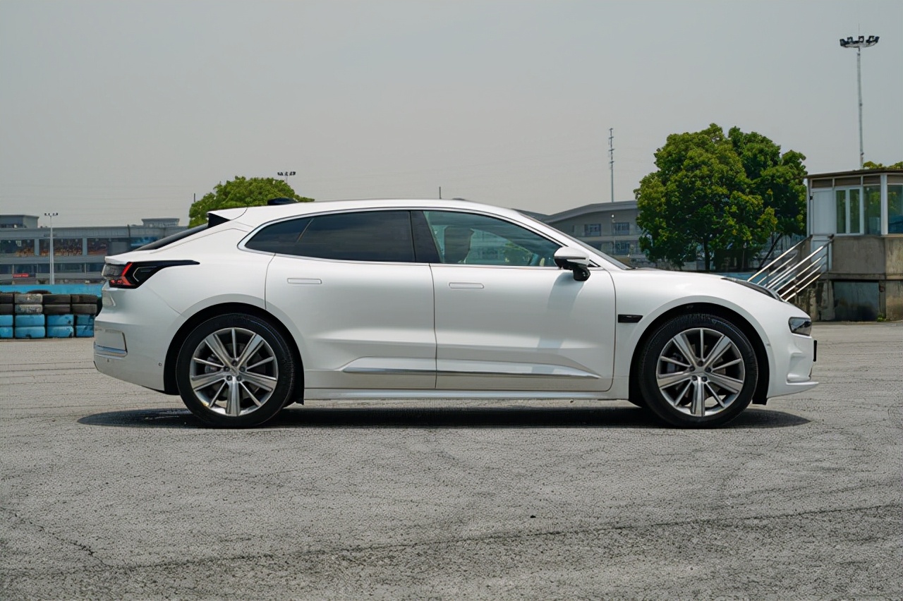 吉利又造了一台帕拉梅拉！2米宽5米长，3.8秒破百，悬架可调