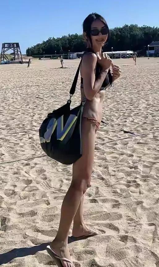 曹格老婆吴速玲，分享自己带孩子们，在海滩上游玩的照片。好美