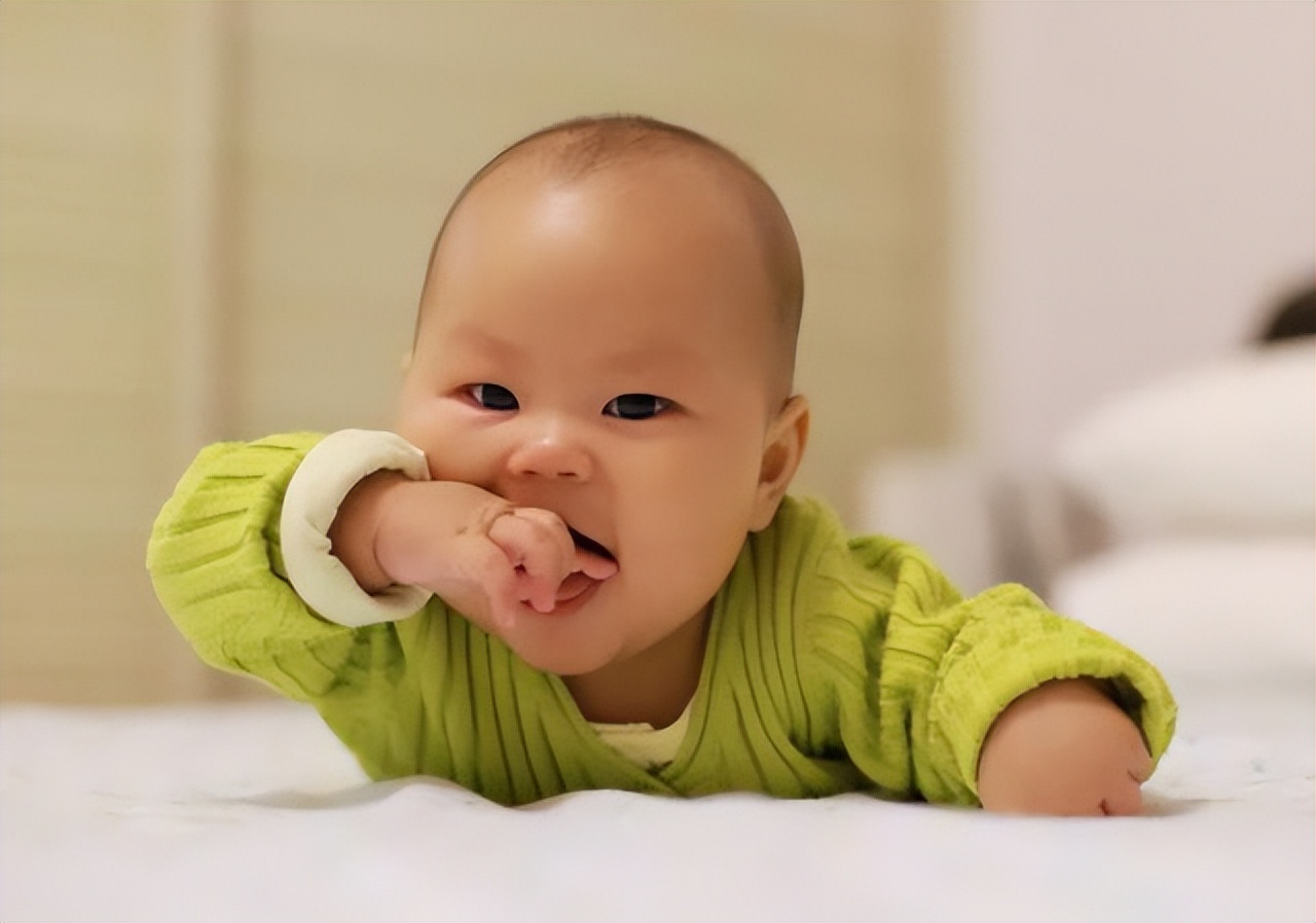 婴儿吃手和饿怎么区分（宝宝吃手要不要阻止）-幼儿百科-魔术铺