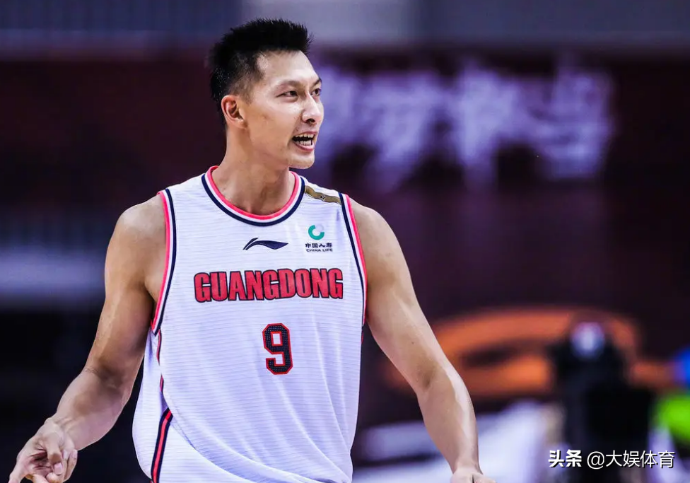 易建联打cba一开始是哪个队(易建联当年是第六顺位进入NBA，在他之前的都是谁呢？)