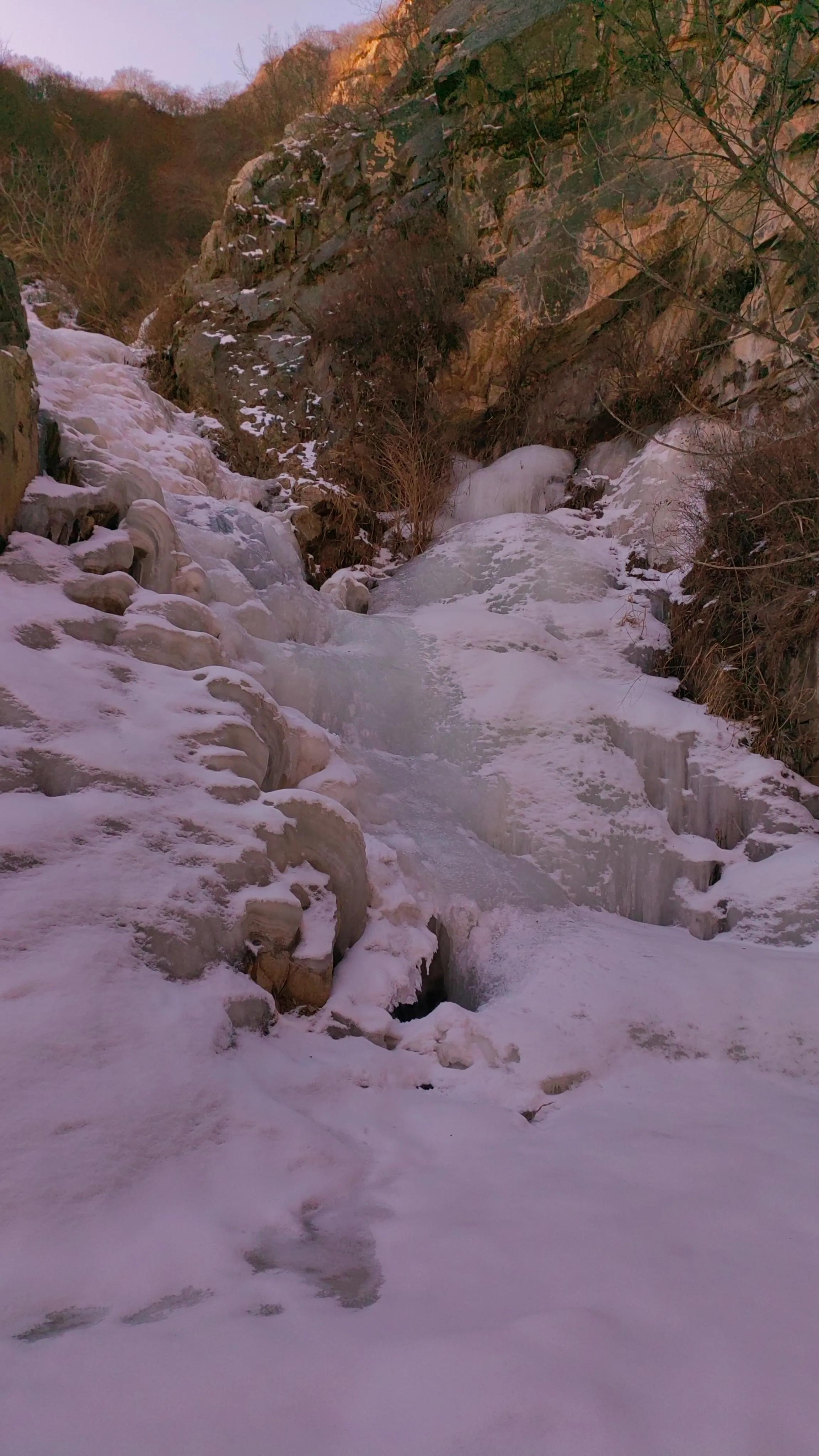观冰瀑,品自然风景;登长城,怀风雨沧桑