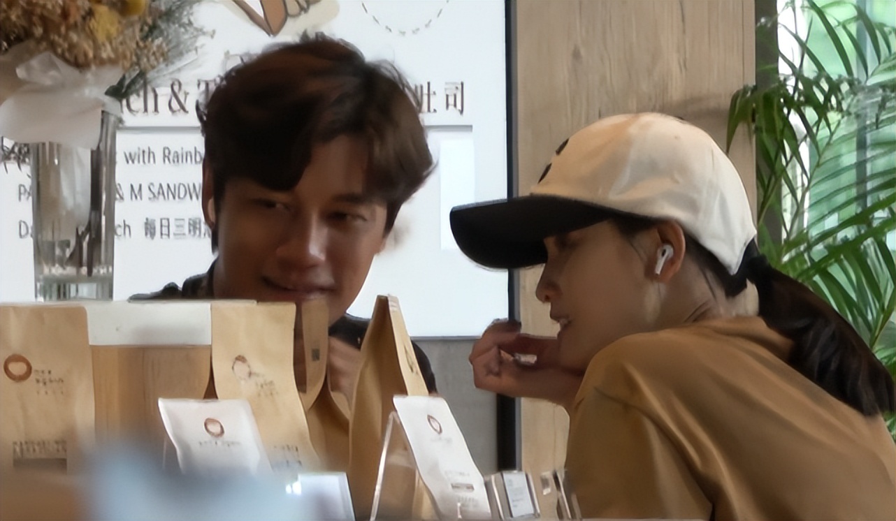 43岁陈乔恩与老公牵手逛街，十指相扣好恩爱，身材妙曼似少女