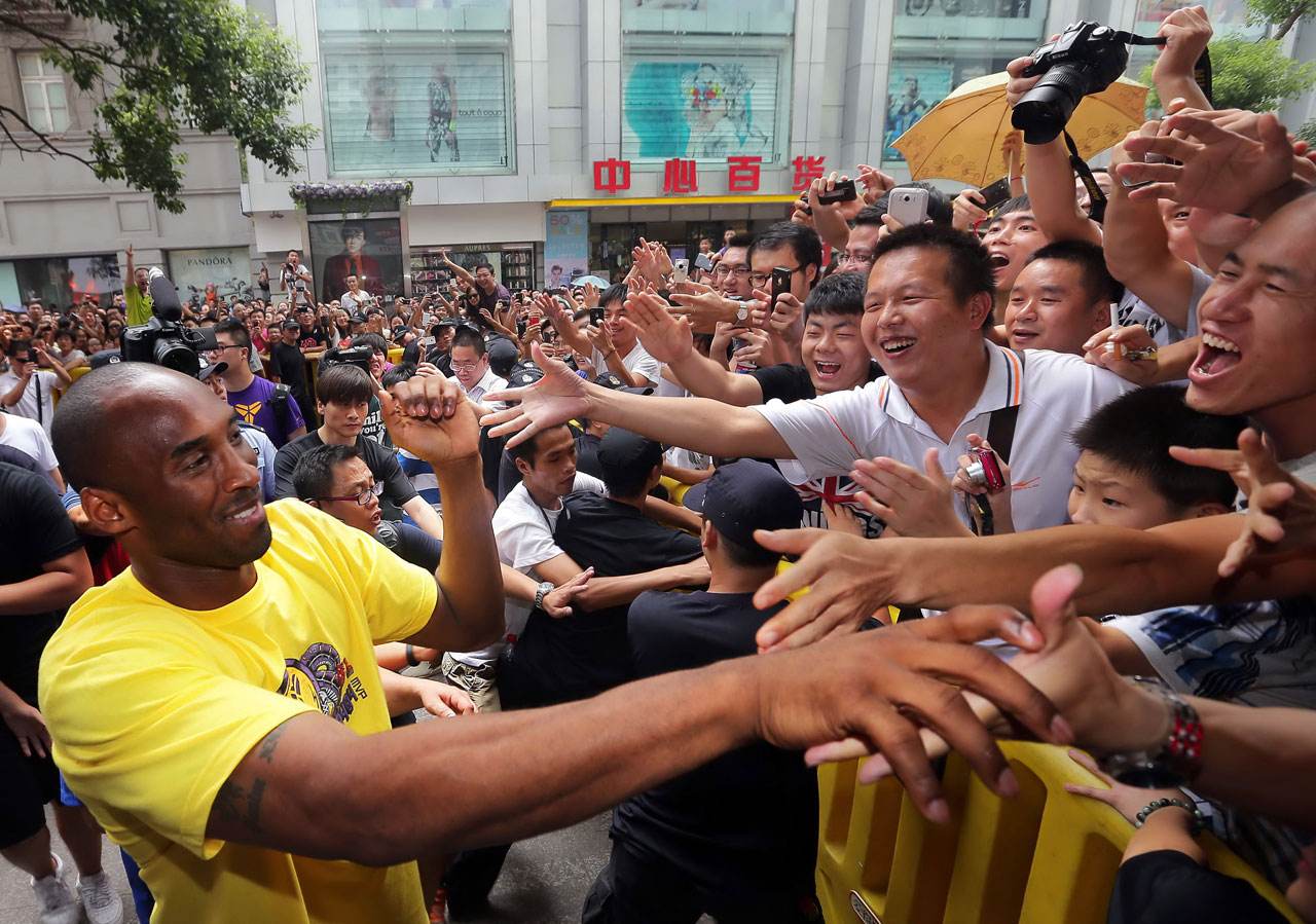 nba中国赛为什么受欢迎(科比为什么在中国这么受欢迎，几乎每个人都知道他)