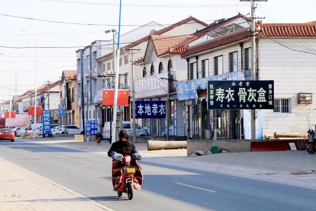 殡葬业的背后：太平间承包费一年400万，每具尸体挣4000元才回本