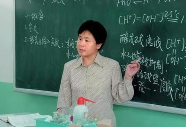 55岁“高级”教师不愿退休，想继续上岗，校长一番话让她进退两难