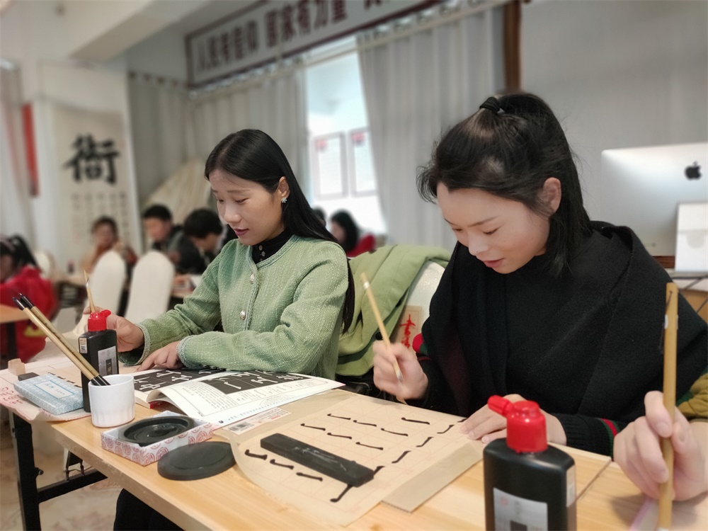 梅楚安公益书法授课弘扬传统文化
