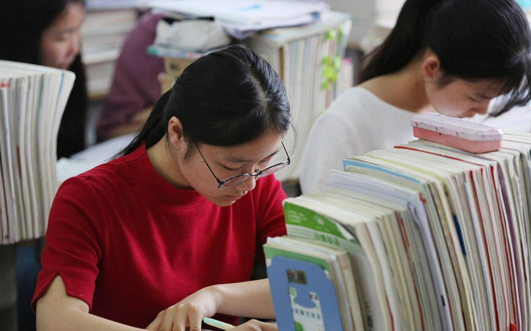 高中生迎来坏消息，有3类学生失去参加高考的资格，成绩好也没用