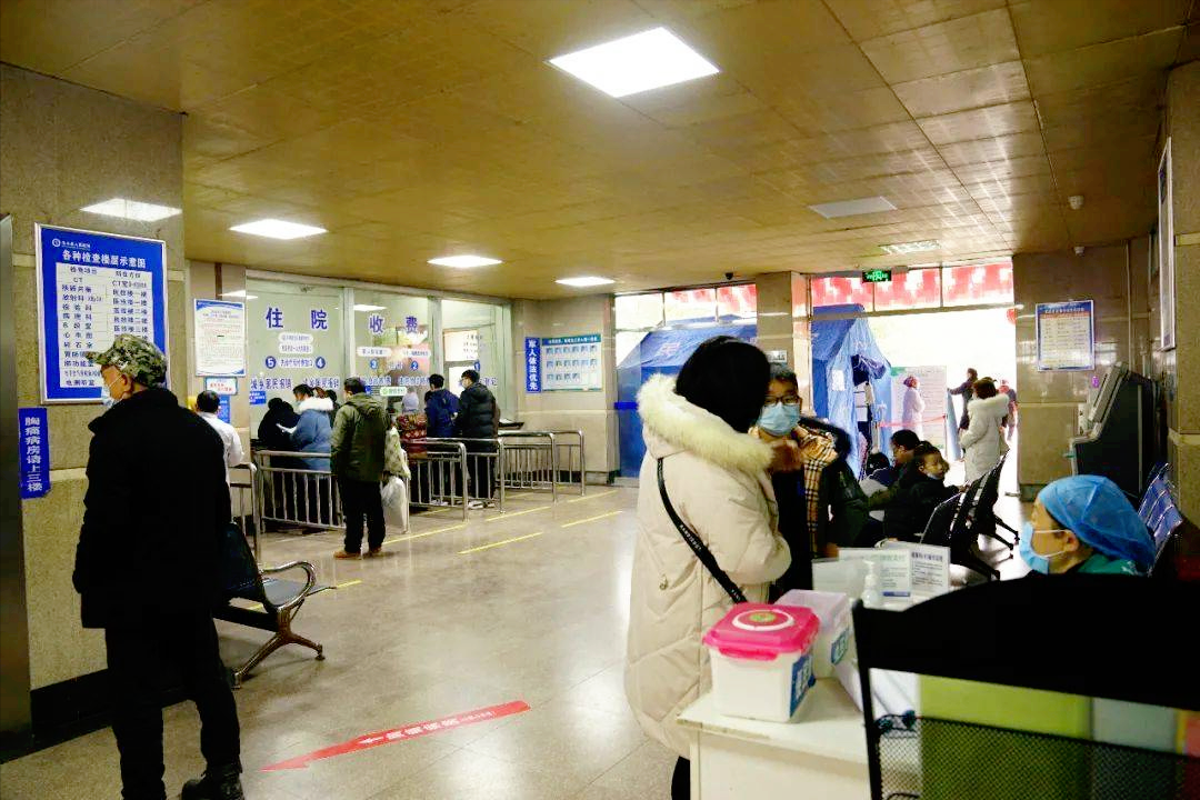 女大学生失恋后流落街头，和拾荒男人产下女婴，母亲泣不成声