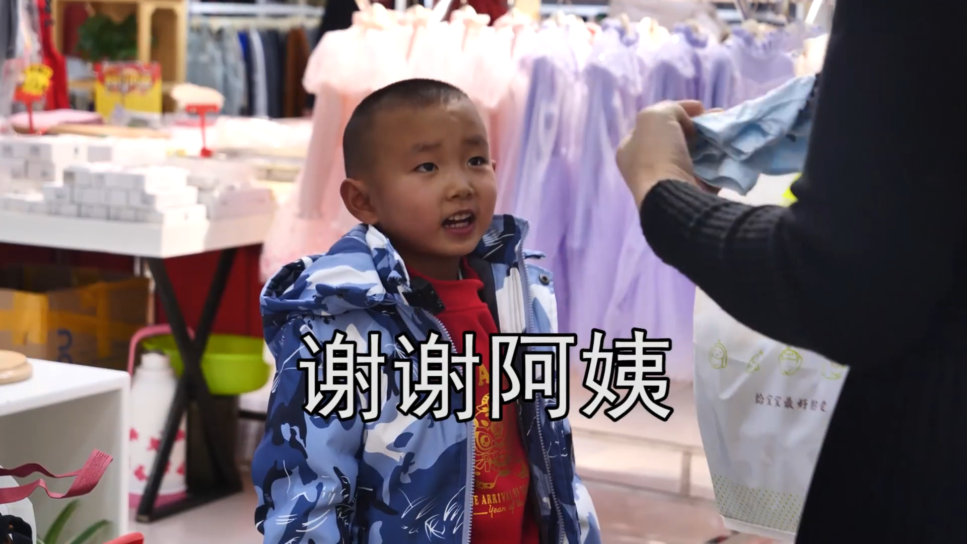 “我妈走了，我爸坐牢了”！7岁男孩憋着不哭，梦想成为消防员
